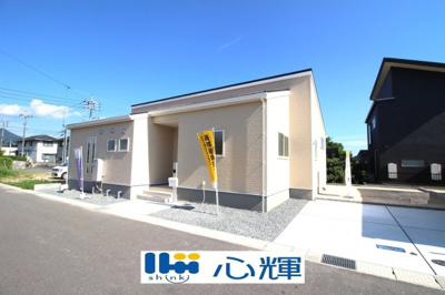 【外観】 | リーブルガーデン防府市高井第２（２号棟） | 明るい日差しが差し込む現地。車もゆったり駐めることができます。ぜひ現地をご覧ください。
