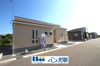 【前面道路含む現地写真】 | リーブルガーデン防府市高井第２（２号棟） | 整備された道路に面する現地は、コミュニティー以外の方々の出入りも少なく、お車の出し入れも楽々です。
