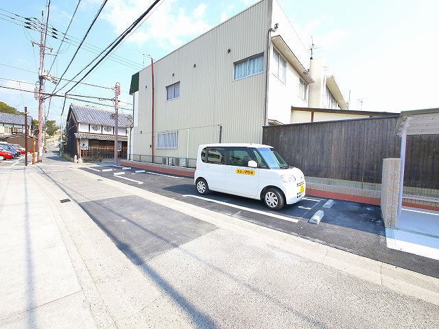 ウィンズ高畑の駐車場|駐車スペースもあります