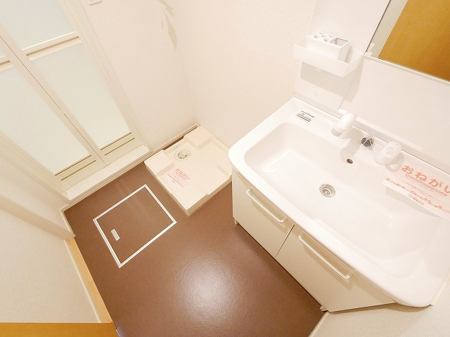 ウィンズ高畑の洗面所|明るい洗面所です