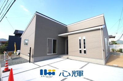 【外観】 | リーブルガーデン防府市泉町第２（１号棟） | 明るい日差しが差し込む現地。車もゆったり駐めることができます。ぜひ現地をご覧ください。
