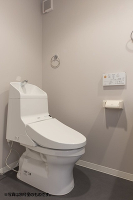 【トイレ】 | DOLCE VITA | 別号室の写真になります。現況優先。