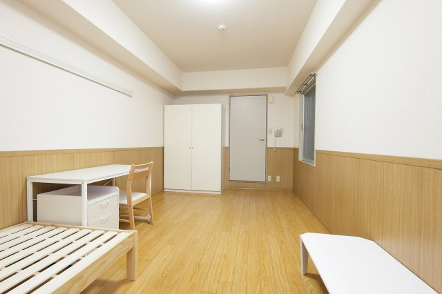 学生会館 Uni E'meal 京都伏見の居間・リビング|角部屋には小窓があります