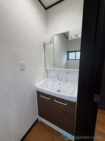 厚木市妻田東1丁目　中古戸建の独立洗面台