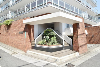 【エントランス】 | お客様を、そして住人を出迎えてくれるマンションのエントランス。ゴミが落ちていないことからも、管理状態の良さや住民の節度の高さが見て取れます。～即日のご見学可能～　お問合せはお気軽にどうぞ。
