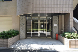 【エントランス】 | お客様を、そして住人を出迎えてくれるマンションのエントランス。ゴミが落ちていないことからも、管理状態の良さや住民の節度の高さが見て取れます。～即日のご見学可能～　お問合せはお気軽にどうぞ。

