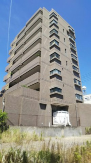 【外観】 | ◆地下鉄名城線「自由ヶ丘」駅徒歩約4分の利便性の良い街中に佇むマンション♪◆ワンフロア１邸の大邸宅スタイルで住戸は2階から8階に配し、1階には全住戸分の屋根付きの平面駐車スペースが確保されております。