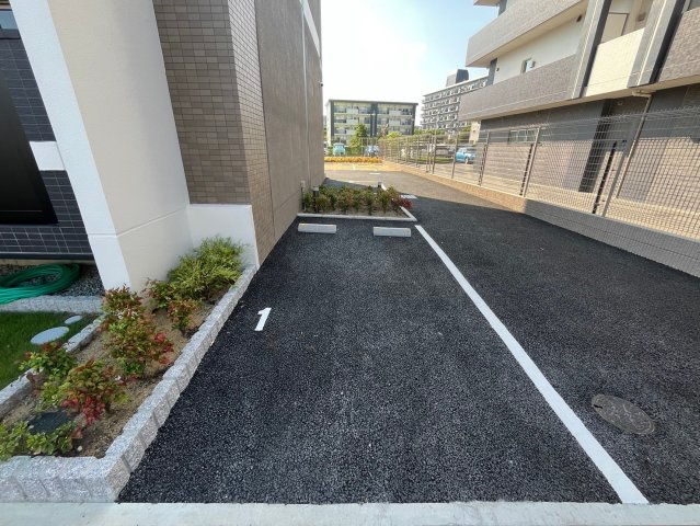 ロイス茨木奈良町の駐車場