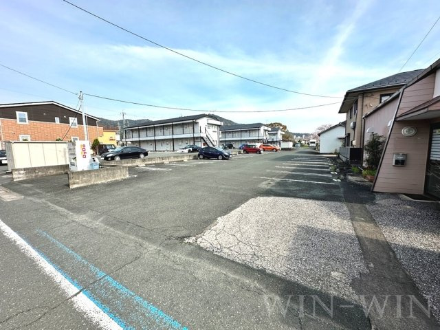 ホワイトルーム飯村 Bの駐車場