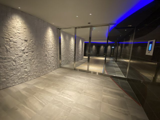 セレニテ難波グランデシュッドのロビー