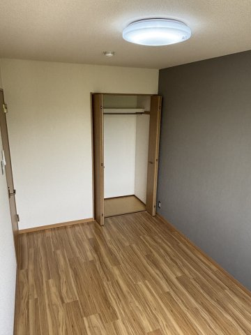 朝日台ハイツBの洋室