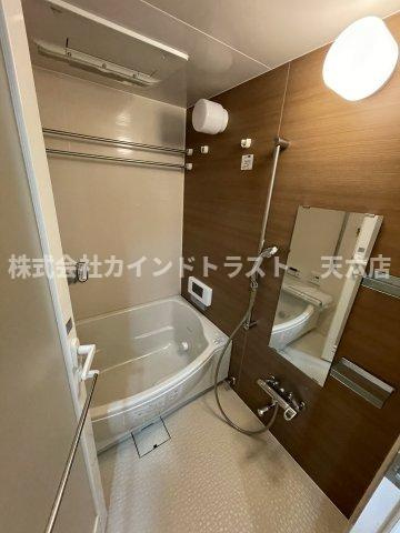 クリスタルブライト天満橋リバーサイドの浴室|コンパクトで使いやすいお風呂です