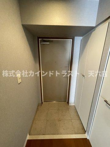 クリスタルブライト天満橋リバーサイドの玄関|収納もある玄関です