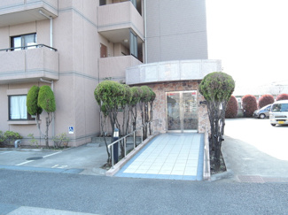 スロープ付きのエントランスです