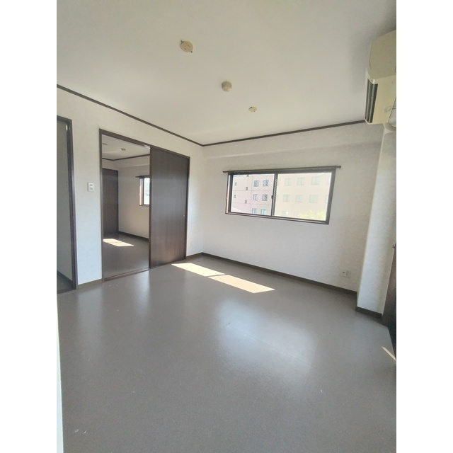 大長良川マンションの居間・リビング