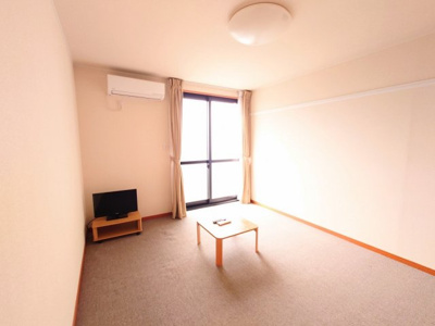 【居間・リビング】 | レオパレスピアニシモ | 1Fはフローリング、2F以上は絨毯です。