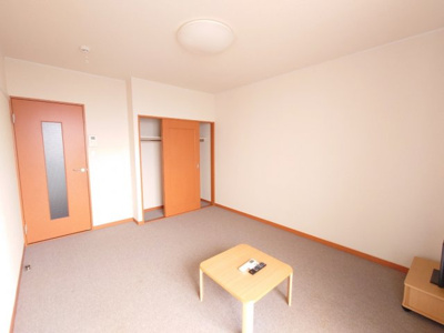 【居間・リビング】 | レオパレスピアニシモ | 1Fはフローリング、2F以上は絨毯です。