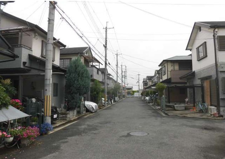 津田駅前１丁目　中古一戸建ての前面道路含む現地写真|前面道路含む現地写真■物件内覧・資金計画相談・住宅ローン相談、リフォーム相談、お問合せ受付中■
※当日・翌日のご内覧、ご相談はお電話でのお問合せがスムーズです！