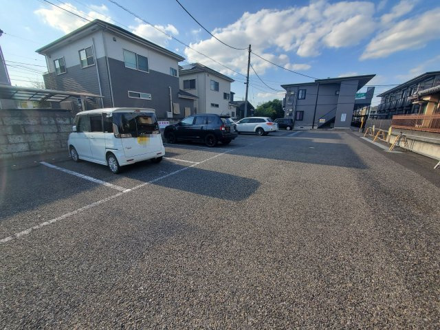 栗原ハイツBの駐車場|駐車スペースもあります