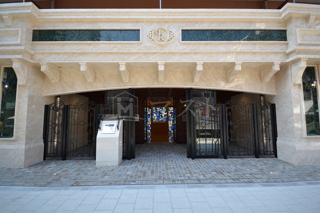 プレジオ本町のエントランス