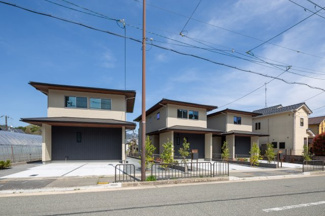 【前面道路含む現地写真】