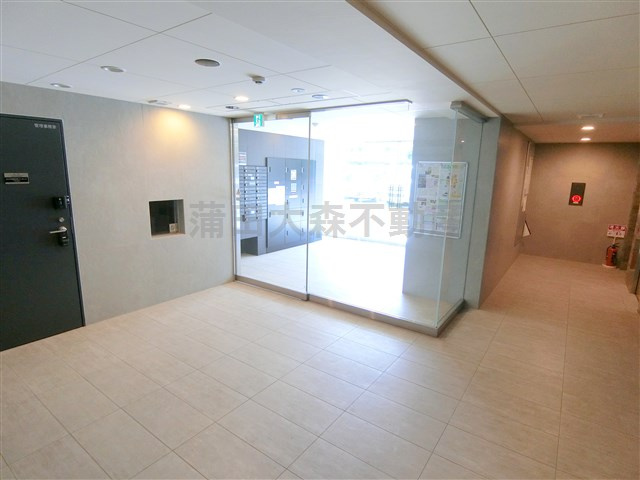 SYFORME KEIKYU-KAMATA(シーフォルムケイキュウカマタのエントランス|防犯カメラTVモニター付オートロック宅配BOXメールBOX管理人室　エントランス　