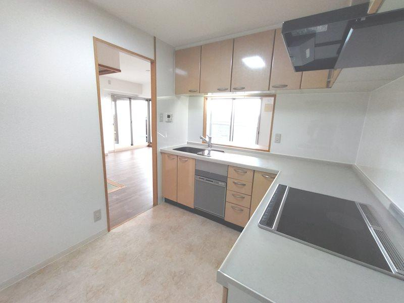 リバティパーク枚方B棟のキッチン|システムキッチン　L字キッチン■物件内覧・資金計画相談・住宅ローン相談、リフォーム相談、お問合せ受付中■
※当日・翌日のご内覧、ご相談はお電話でのお問合せがスムーズです！