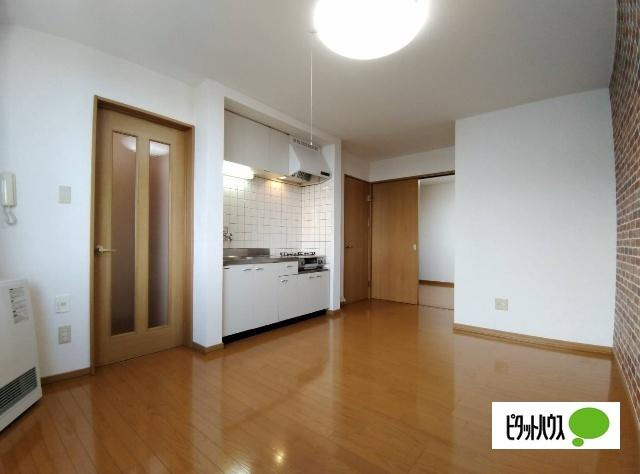 釧路市大楽毛西２丁目のアパートの居間・リビング