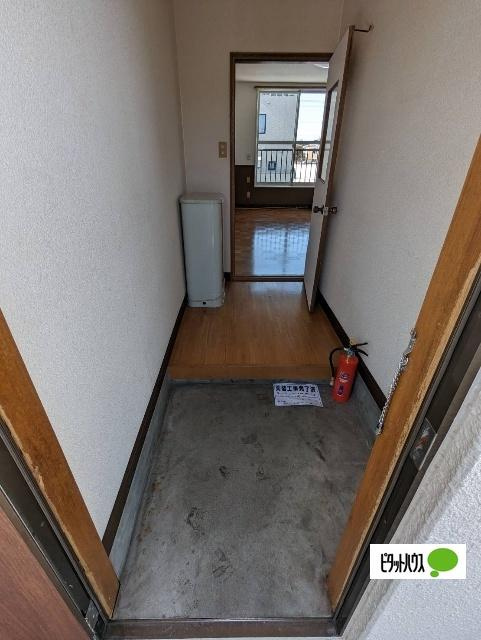 都マンションの玄関