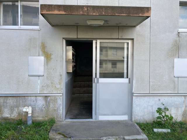 若草401マンションのエントランス