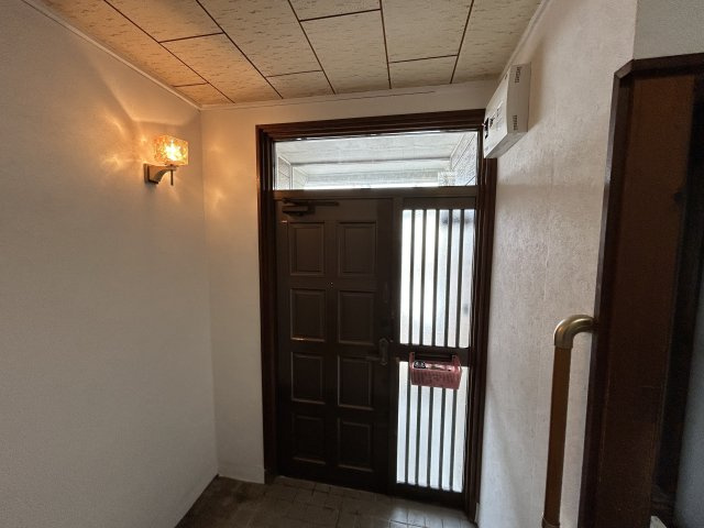 桜ヶ岡７丁目２４－４借家の玄関