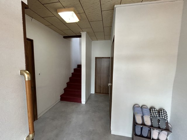 桜ヶ岡７丁目２４－４借家の玄関