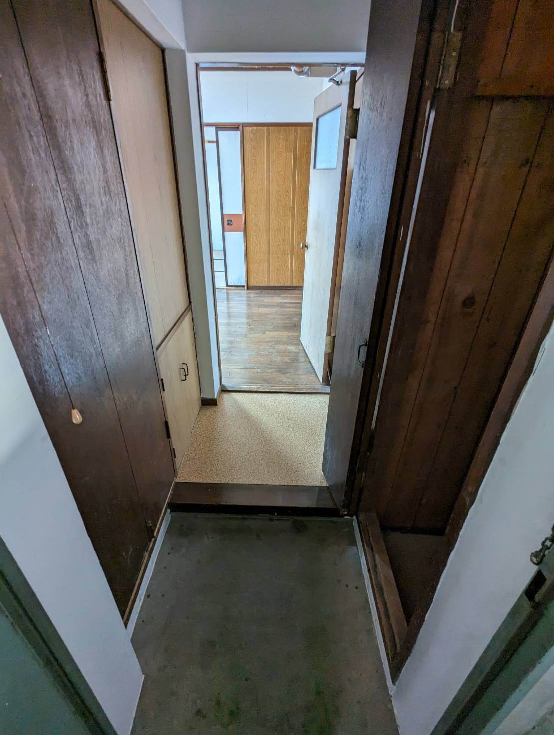 若草401マンションの玄関