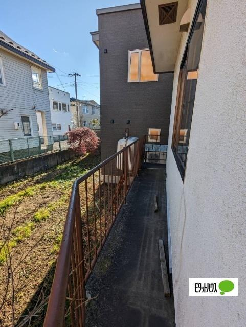 鶴ヶ岱２－５貸家のバルコニー