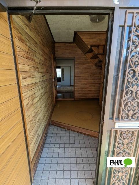 鶴ヶ岱２－５貸家の玄関