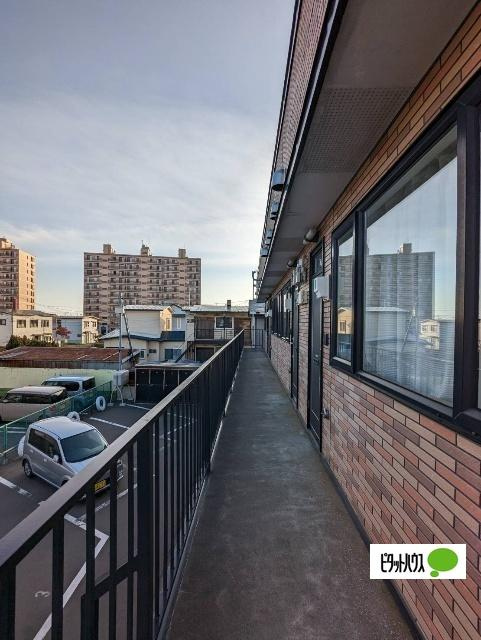 釧路市浪花町１３丁目のアパートのエントランス