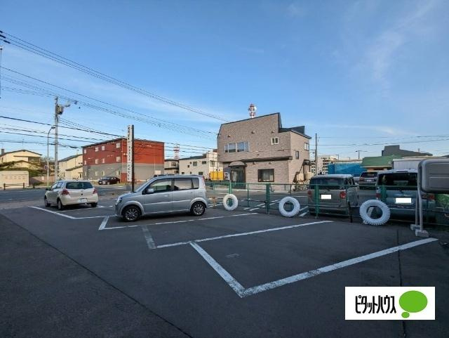 釧路市浪花町１３丁目のアパートの駐車場