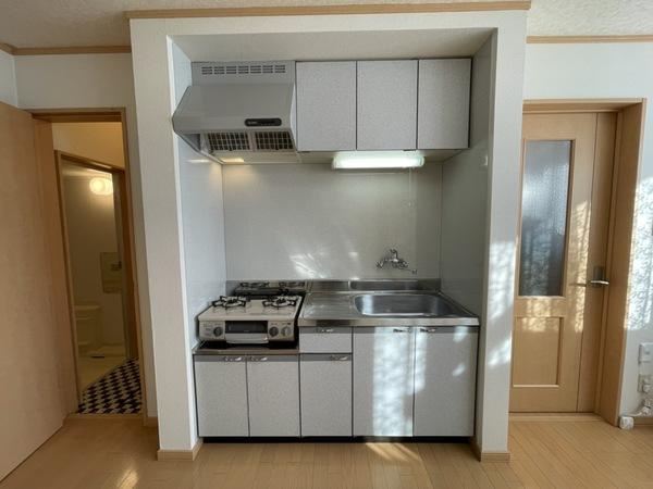 釧路市浪花町１３丁目のアパートのキッチン