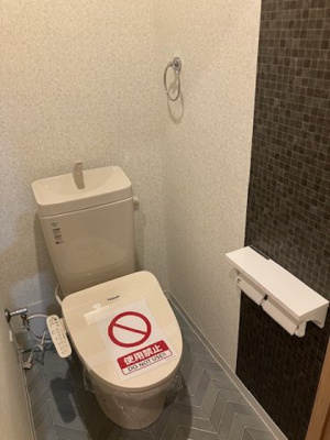 【トイレ】 | 進和江坂アーバンライフ | 寒い冬でも快適にご使用いただける温水洗浄便座付トイレ！汚れた時にはサッと拭けて衛生的です。