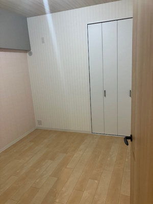 【洋室】 | 進和江坂アーバンライフ | 淡いピンクのアクセントクロスで優しい雰囲気の約5帖洋室！全居室フローリング仕様でお掃除もラクラク。