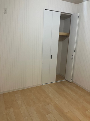 【収納】 | 進和江坂アーバンライフ | 約5帖洋室のクローゼット！ハンガーパイプと棚板付きで、洋服や小物等もスッキリと収納できます。