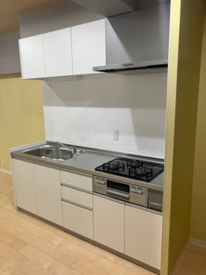 【キッチン】 | 進和江坂アーバンライフ | LD空間を有効的にご活用いただける壁付タイプのキッチン！吊戸棚や下部に収納スペースもたっぷり。