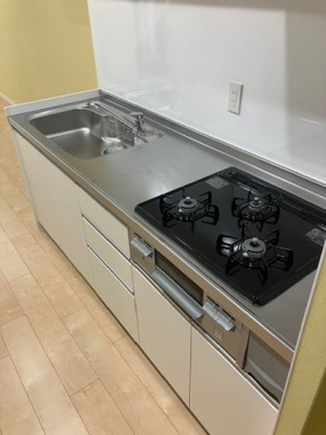 【キッチン】 | 進和江坂アーバンライフ | グリル付き3口コンロで、煮込み料理をしながら、焼き物や汁物などをパパパッとお料理可能です。