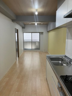 【居間・リビング】 | 進和江坂アーバンライフ | 家族団らんの場所として、お家の中心になる約14帖のLDK！バルコニーにつながる開放的な空間です。