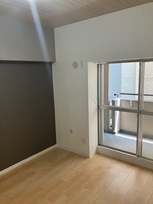 【洋室】 | 進和江坂アーバンライフ | 約5帖の洋室！バルコニーに出入りでき、明るく気持ちの良い空間。落ち着いた内装仕様で、主寝室にもオススメ！