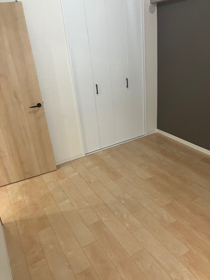 【洋室】 | 進和江坂アーバンライフ | 約5帖洋室にもクローゼット付き！居室空間をより広く隅々までお使いいただけますね。