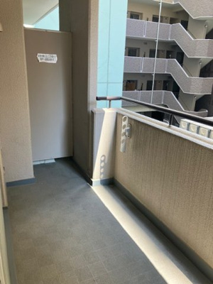 【バルコニー】 | 進和江坂アーバンライフ | 南向きバルコニー！2部屋続きのゆったりとしたバルコニーで、洗濯物もたっぷり干せます。