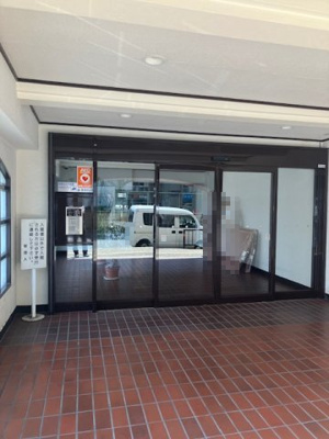 【エントランス】 | 進和江坂アーバンライフ | 周辺には多彩な商業施設が点在しており、便利な暮らしをサポート！内覧をご希望の際はお気軽にお電話ください。