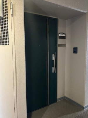 【玄関】 | 進和江坂アーバンライフ | 来客者を確認できるTVモニター付きインターフォン有り！セキュリティ面も安心です。