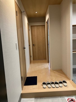 【玄関】 | 進和江坂アーバンライフ | 木のぬくもりが感じられるナチュラルな雰囲気に仕上がった室内！リフォーム済のキレイな住まいで新生活をスタートしませんか。